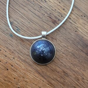 1 - Pendentif bleu pailleté