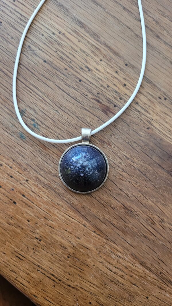 1 - Pendentif bleu pailleté