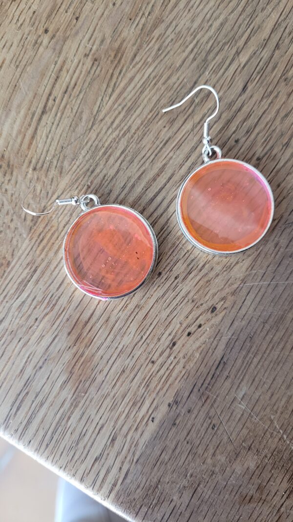 16 - Pendant orangé fluo