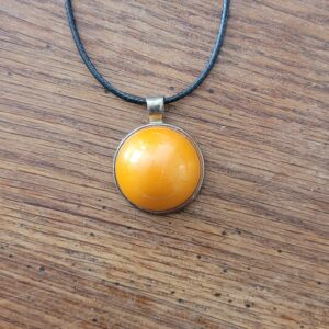 3 - Pendentif orange 40 cm cordon noir