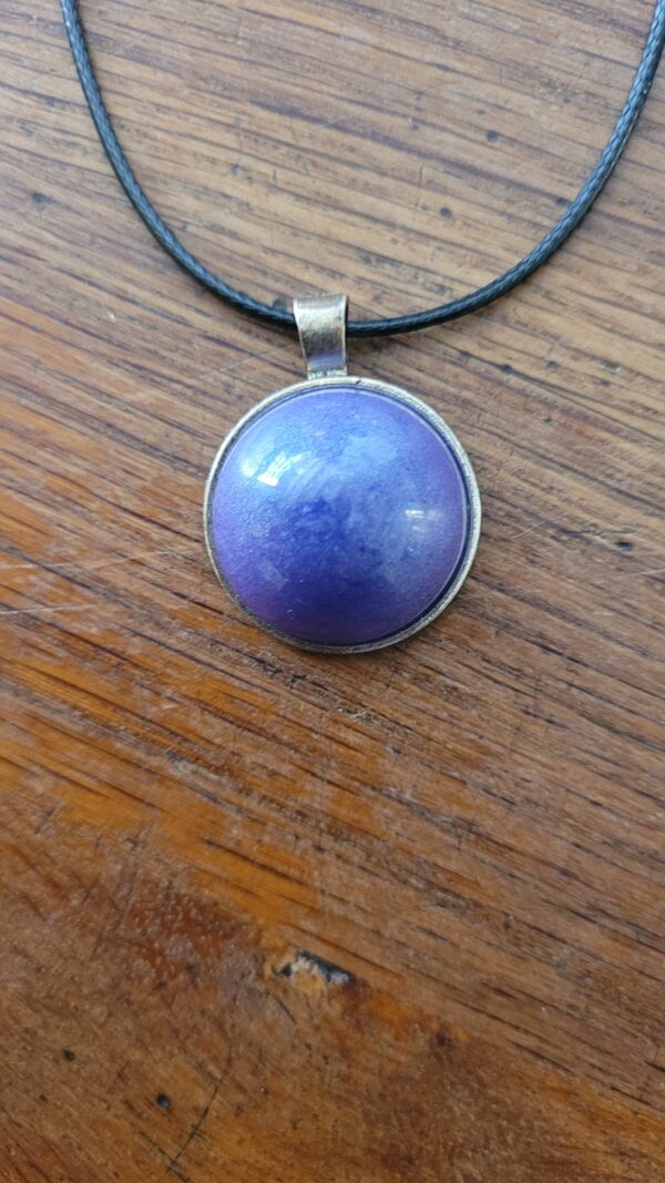 4 - Pendentif mauve 40 cm cordon noir