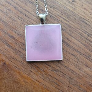 5 - Pendentif carré rose chaine de 48 cm