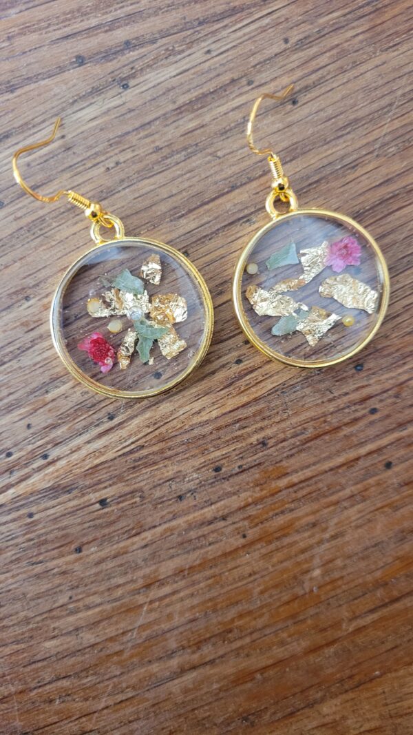 9 - Pendant d'oreille or et fleurs séchées